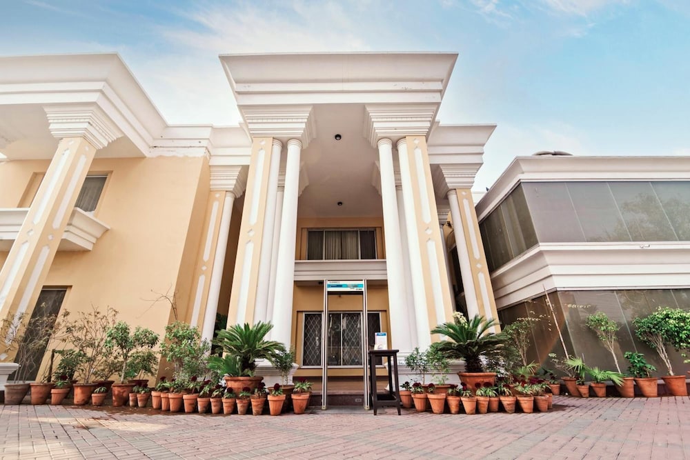 Hotel One Tariq Road in MULTAN