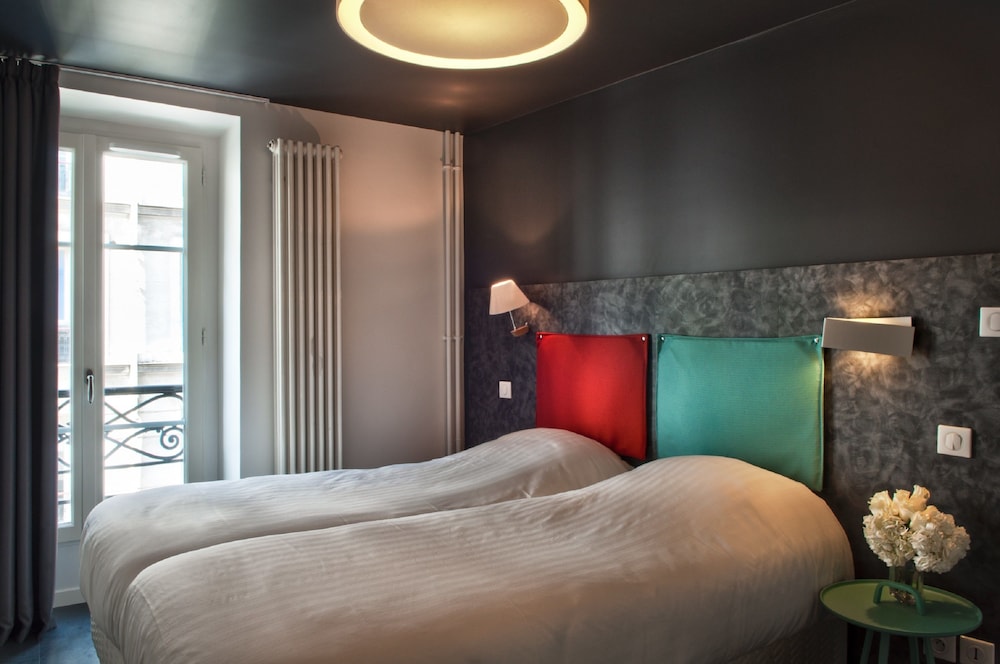 ROOM, TWIN BEDS