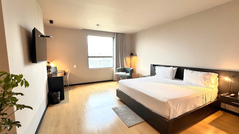 DELUXE, QUEEN BED