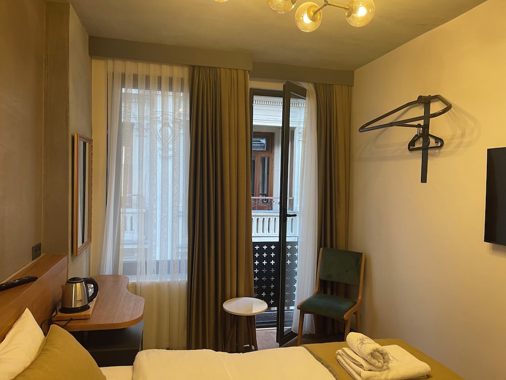 Aleksandr Pera Hotel 34/50