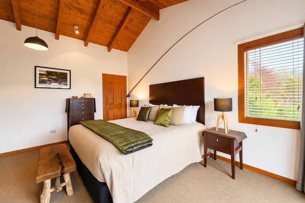 Tongariro Lodge 18/75