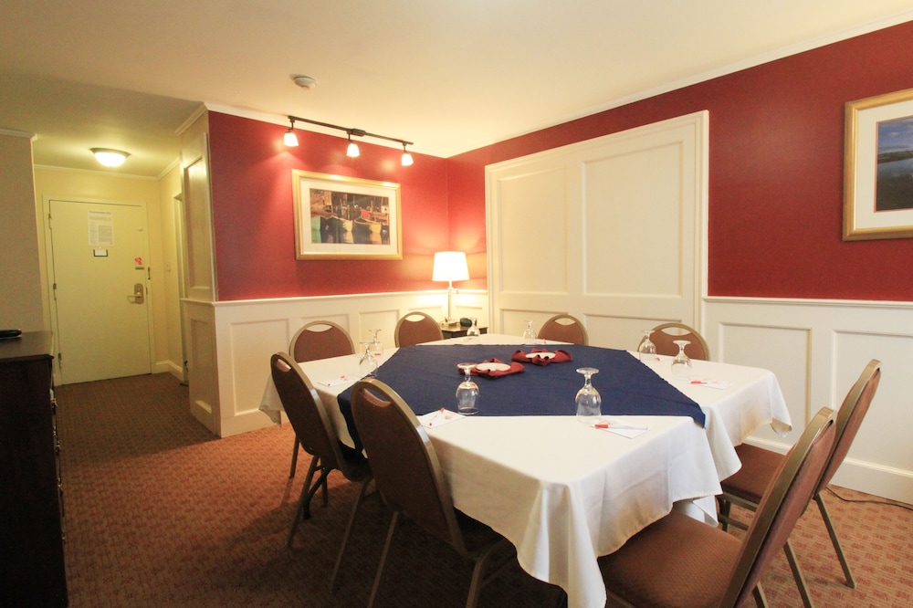 Fireside Inn Suites Portland Formerly Holiday Inn Portland West 30/33