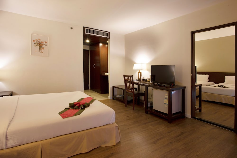 Golden Crown Grand Hotel 17/50