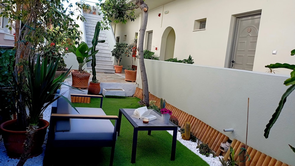 Avra Hotel 33/44