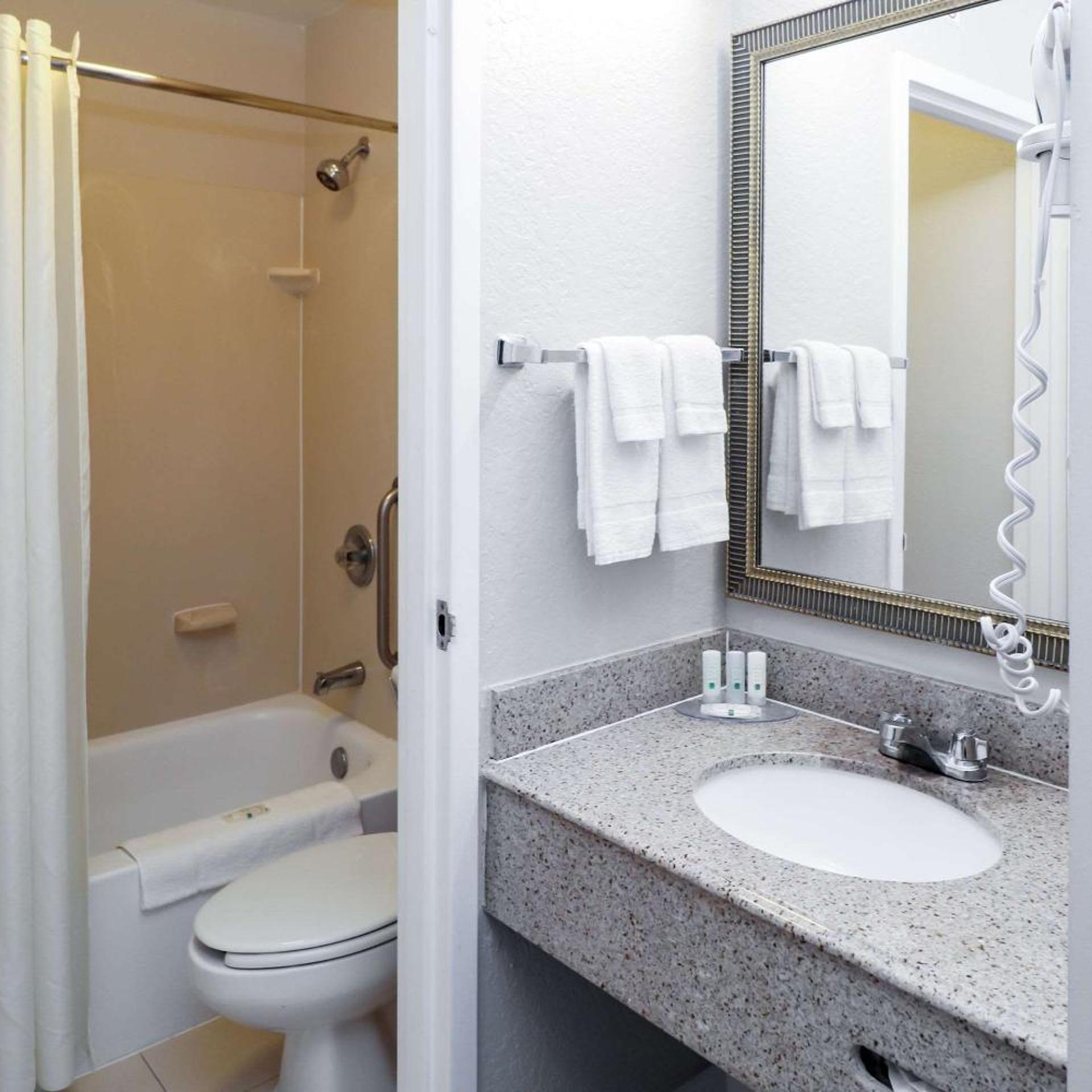 غرفة بسرير كينج بحوض استحمام، Quality Inn Miami Airport - Doral 8/9