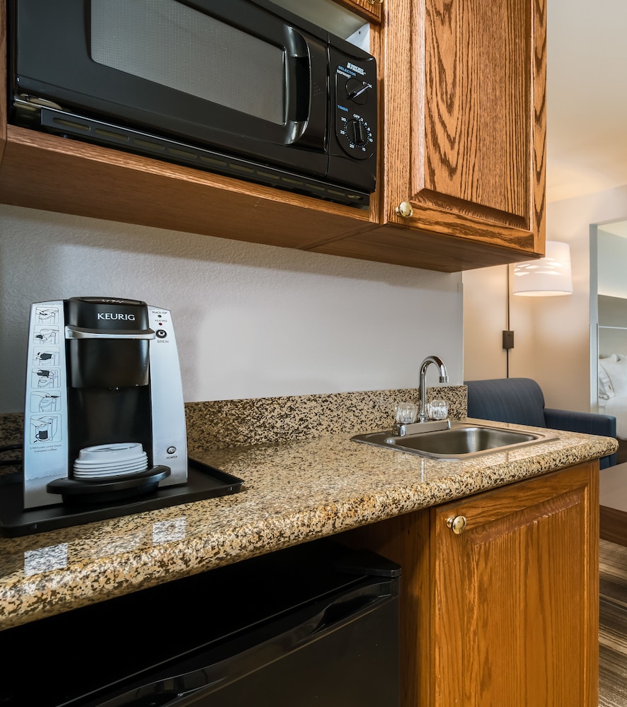 Holiday Inn Express & Suites Rocky Mount/Smith Mtn Lake 74/75