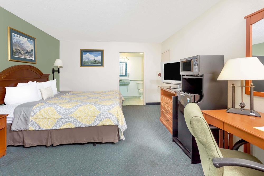 Days Inn by Wyndham Cedar Falls - University Plaza 16/20