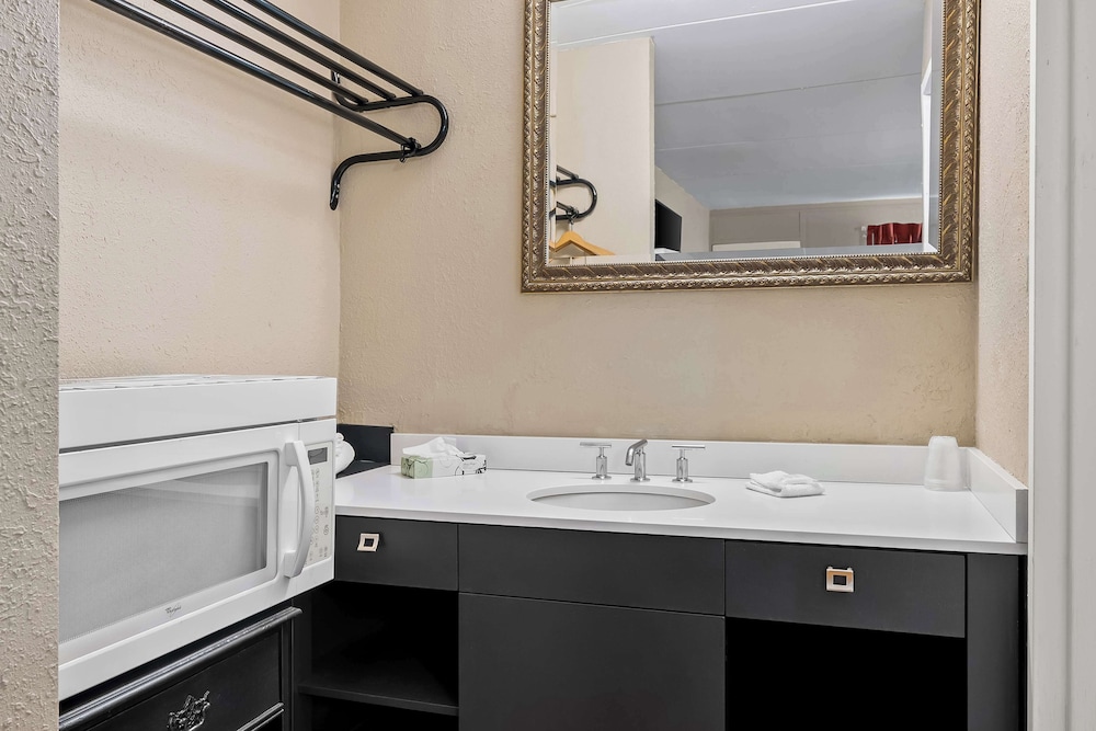 Americas Best Value Inn Danville, IL 50/50