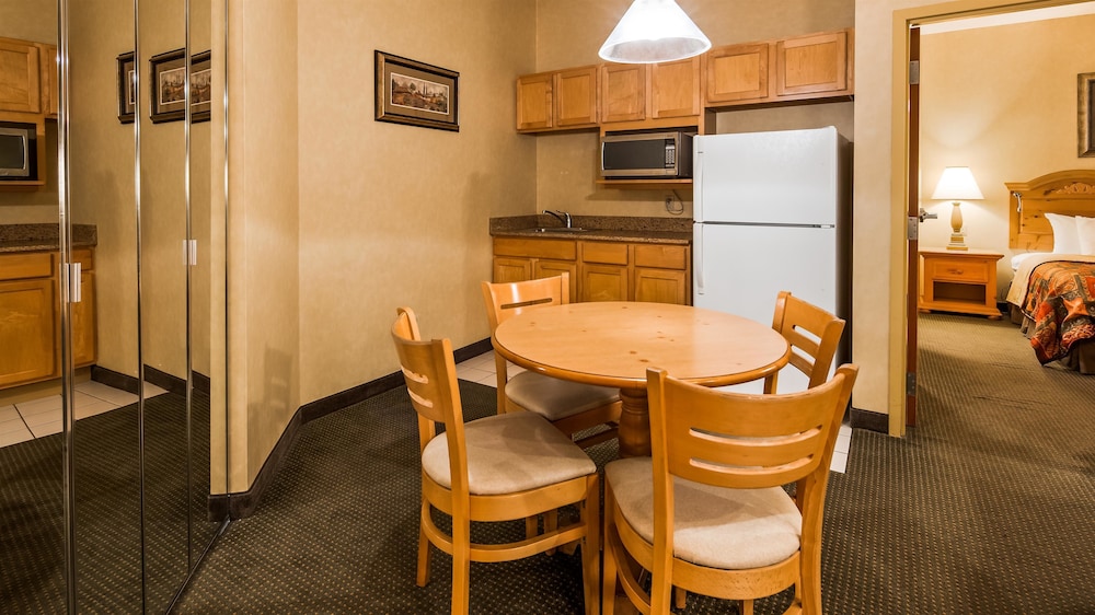 Best Western Plus Revere Inn & Suites 27/39