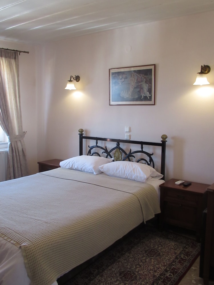 BYRON HOTEL 14/72