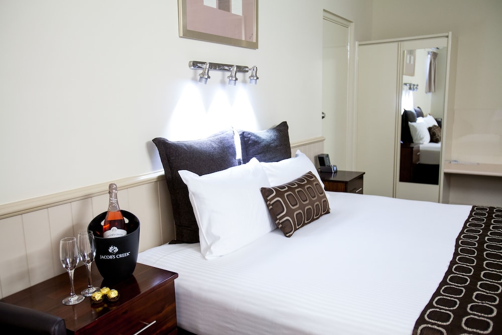 Quality Hotel Robertson Gardens 12/42