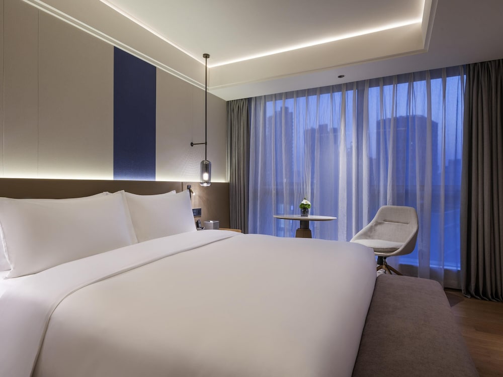 Novotel Shanghai JingAn 8/50