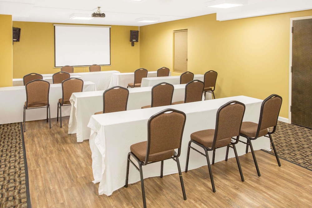 Days Inn by Wyndham Raleigh-Airport-Research Triangle Park 24/28
