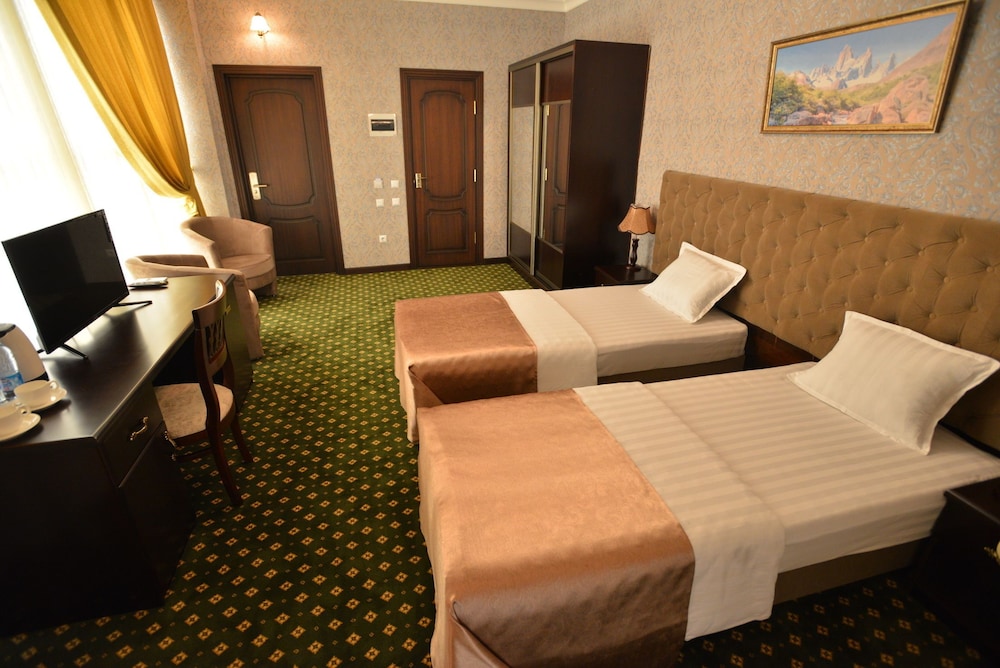 Gloria Hotel 6/28