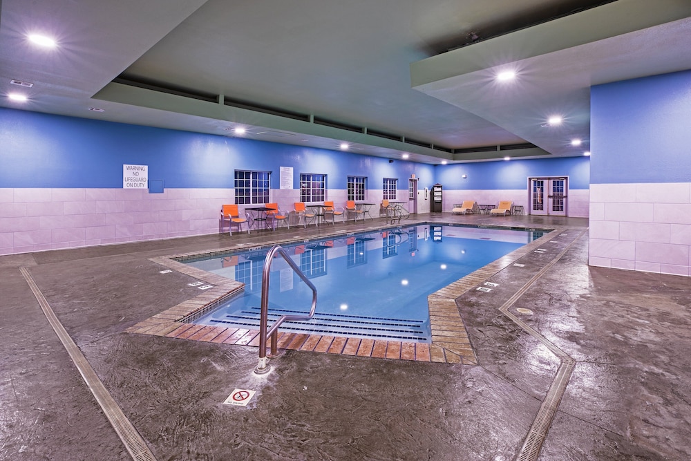 Holiday Inn Express Hotel Suites Jenks 37/72
