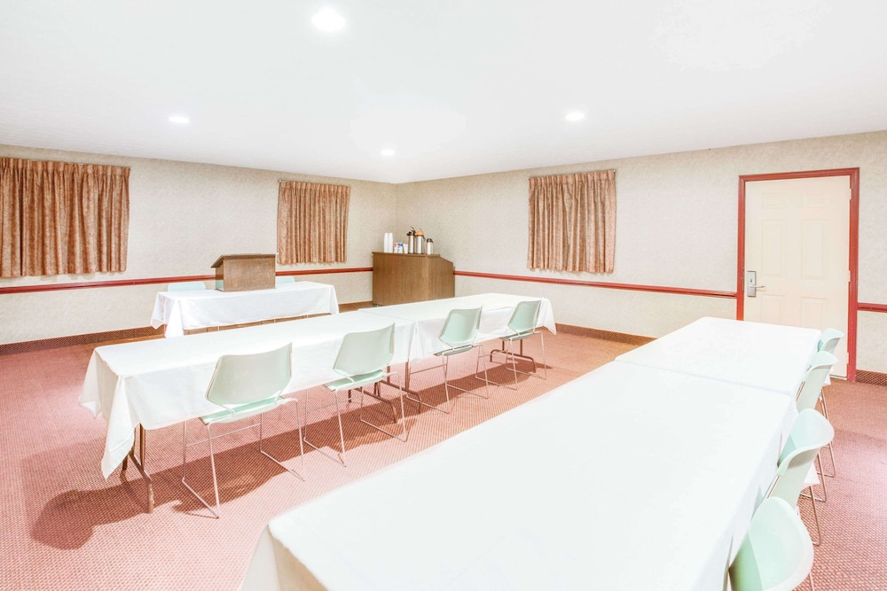 Travelodge by Wyndham Parkersburg 5/13