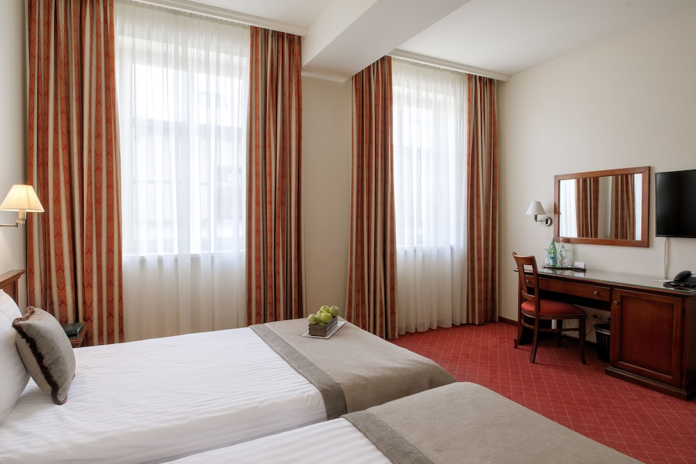 National Hotel 13/50