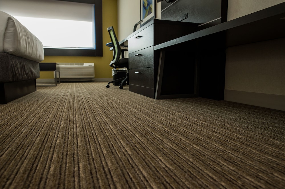 HOLIDAY INN EXPRESS & SUITES MARIETTA 33/35