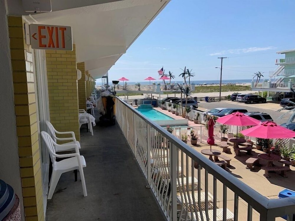 Paradise Ocean Front Resort 39/45