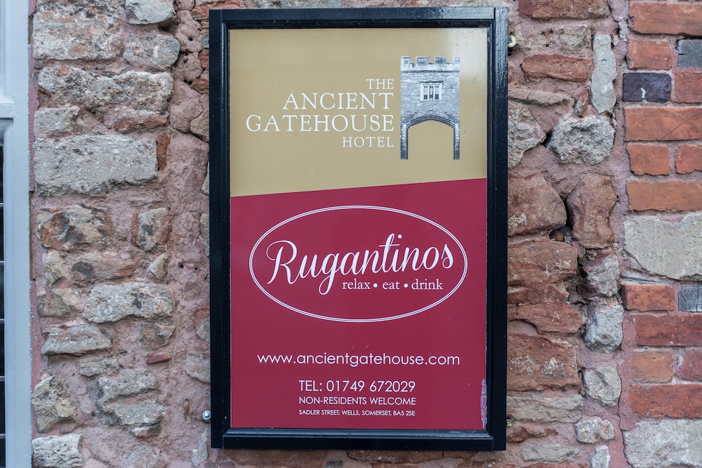 Ancient Gatehouse Hotel 25/50