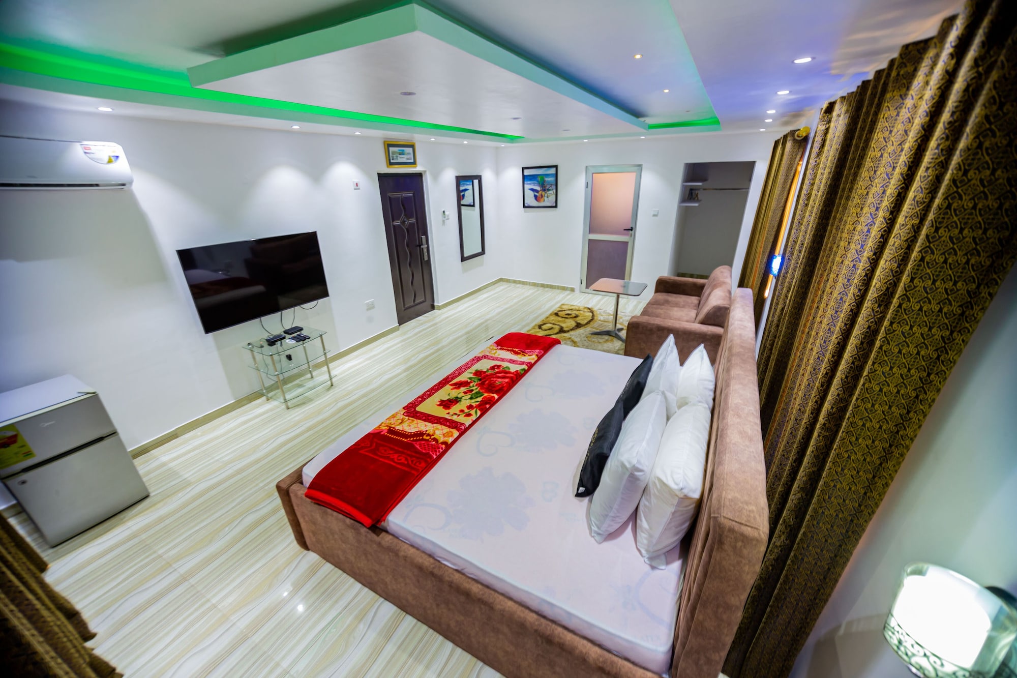 ROYAL, STUDIO, SUITE, KING BED