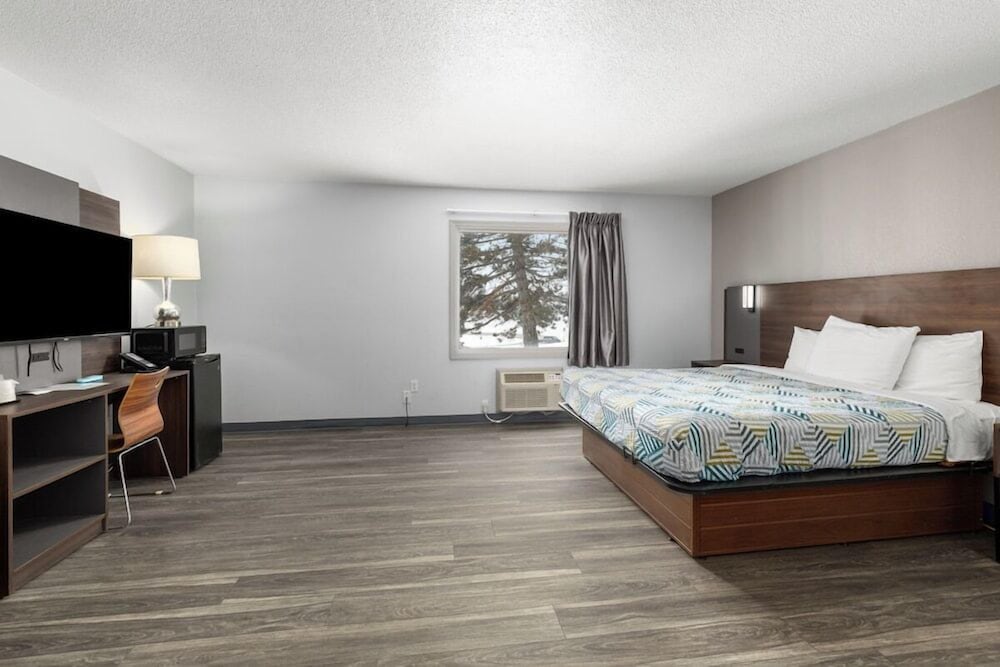 DELUXE, KING BED