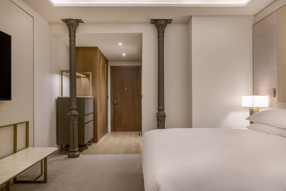 غرفة ديلوكس بسرير كينج بشرفة، JW Marriott Hotel Madrid 2/4