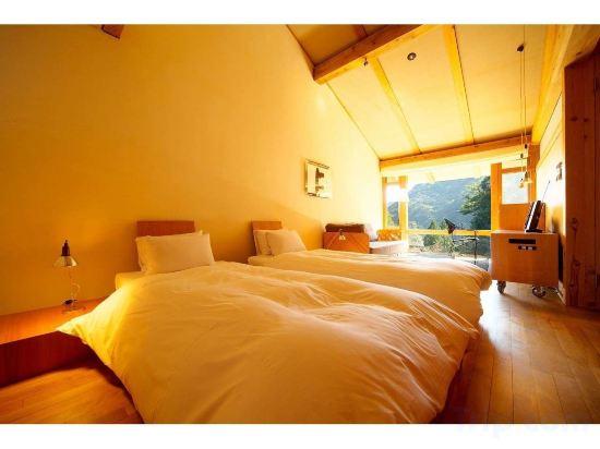 Standard, Twin Beds, River View