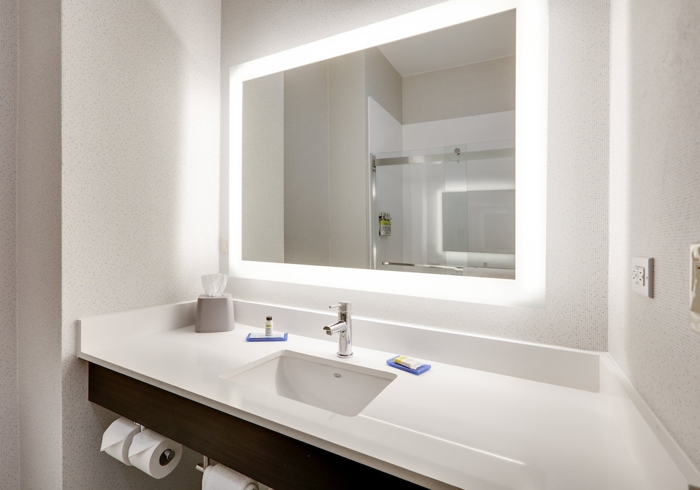 Holiday Inn Express Hotel Suites Cleburne 30/76