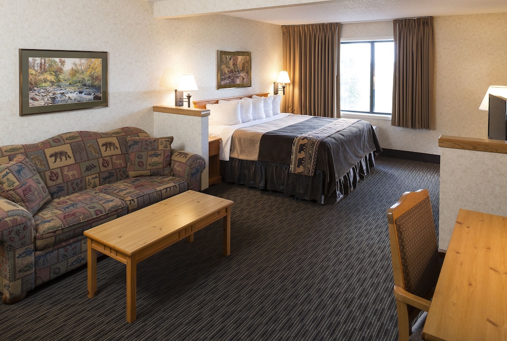 Suite, King Bed, Sofa, Jetted Tub, Main Floor