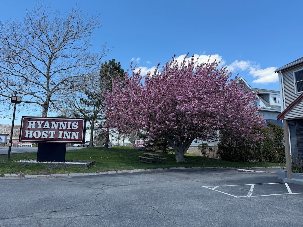 Hyannis Host Inn 28/33