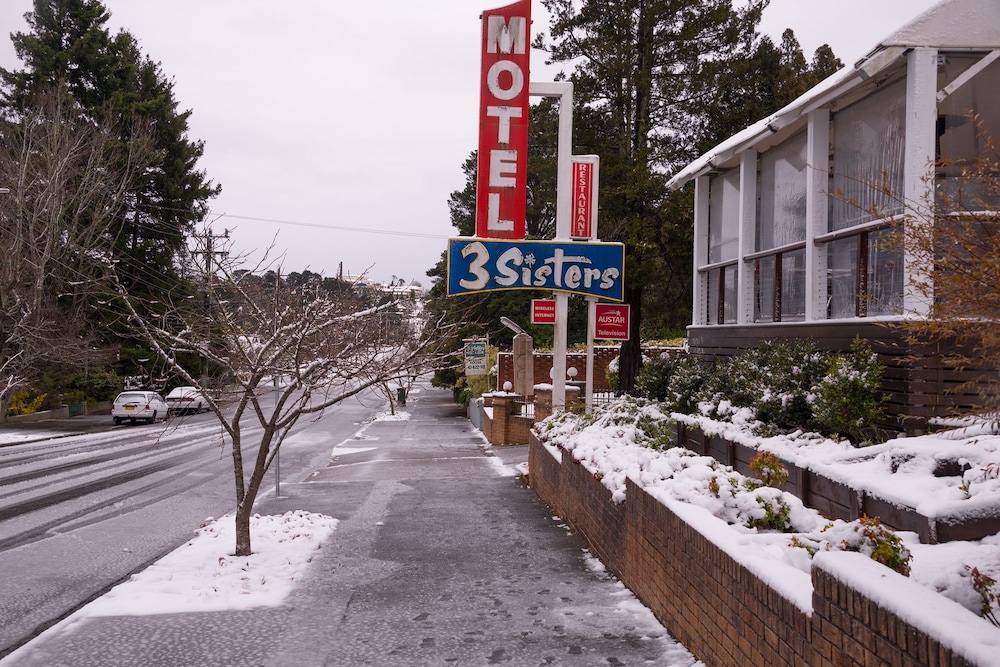 3 SISTERS MOTEL 32/39