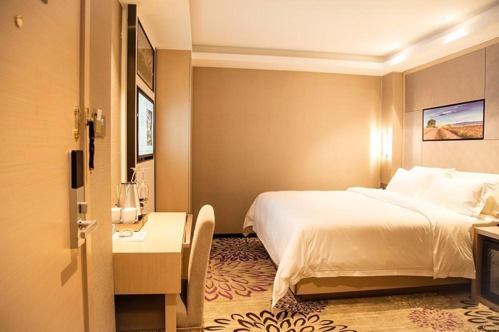 Lavande Hotels Shenzhen North Railway Station Bantian Metro Station 50/51