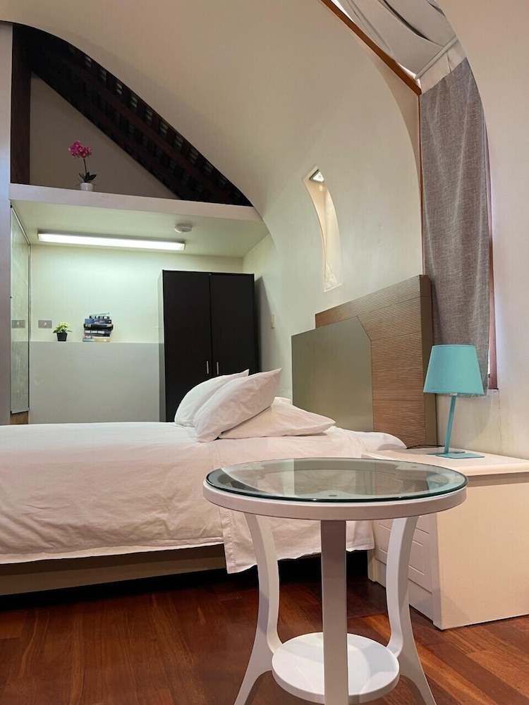 Lowena Cafe and Accommodation 13/41