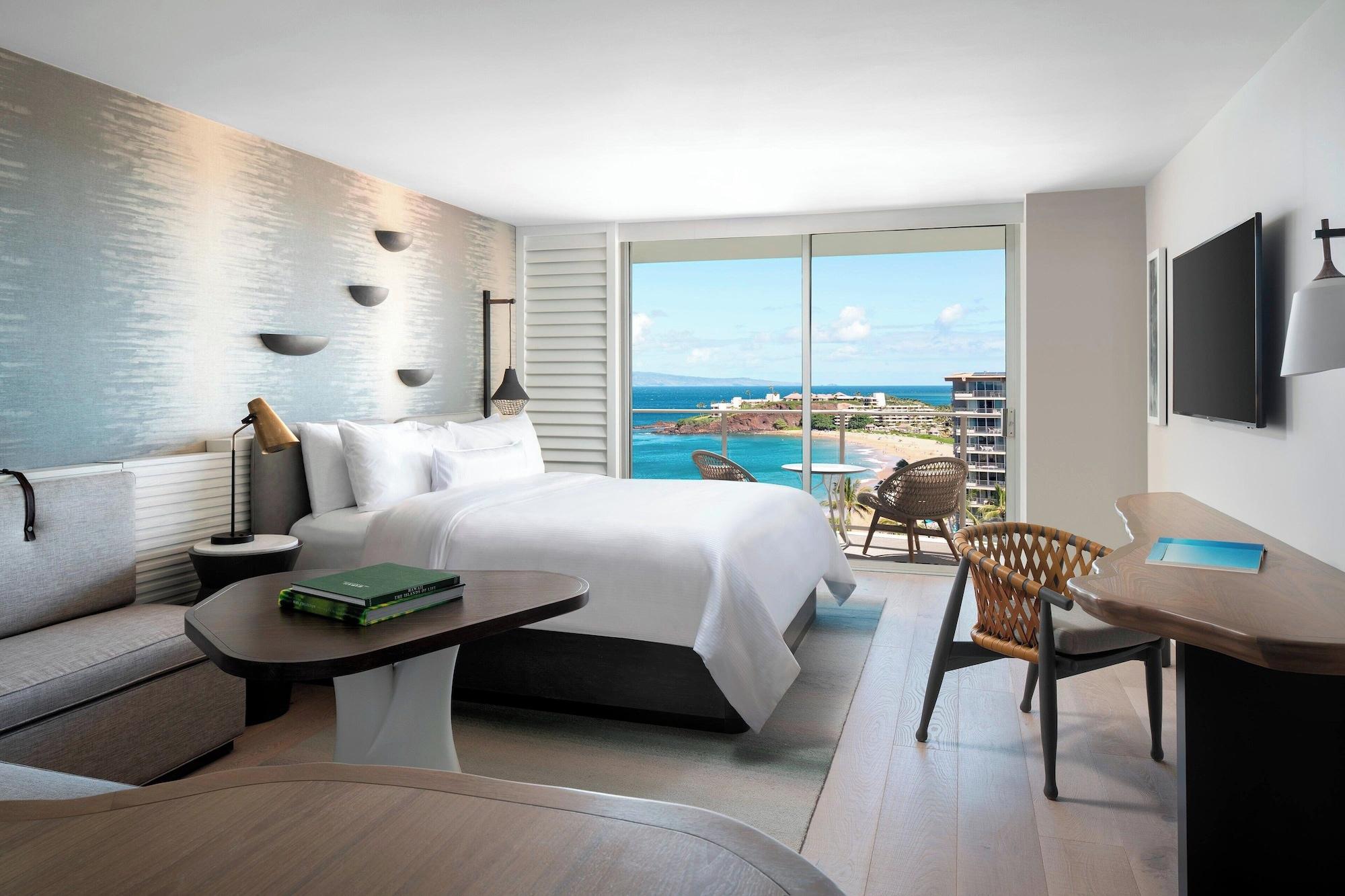 Club, King Bed, Sofa, Accessible