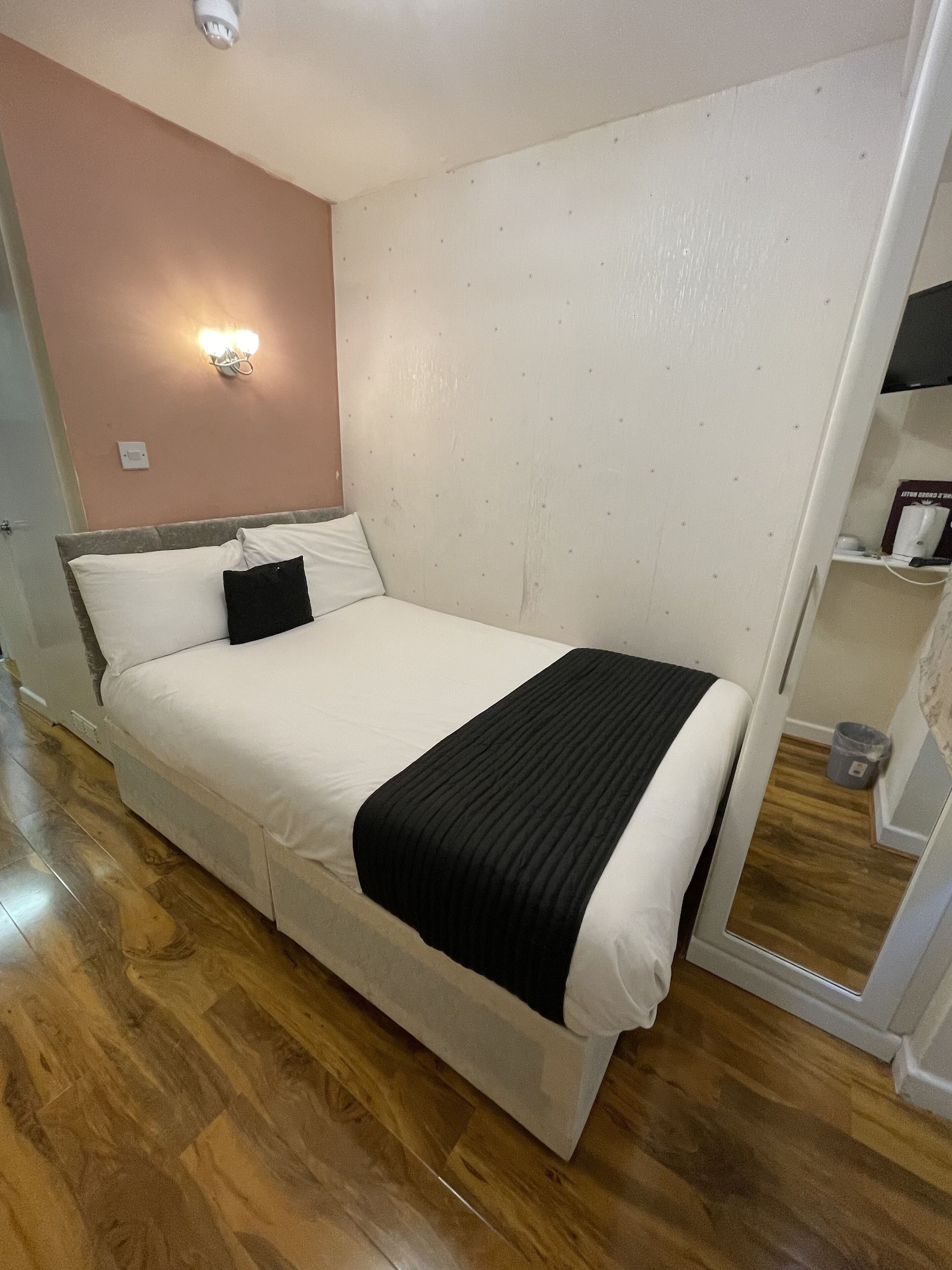 ROOM, DOUBLE BED
