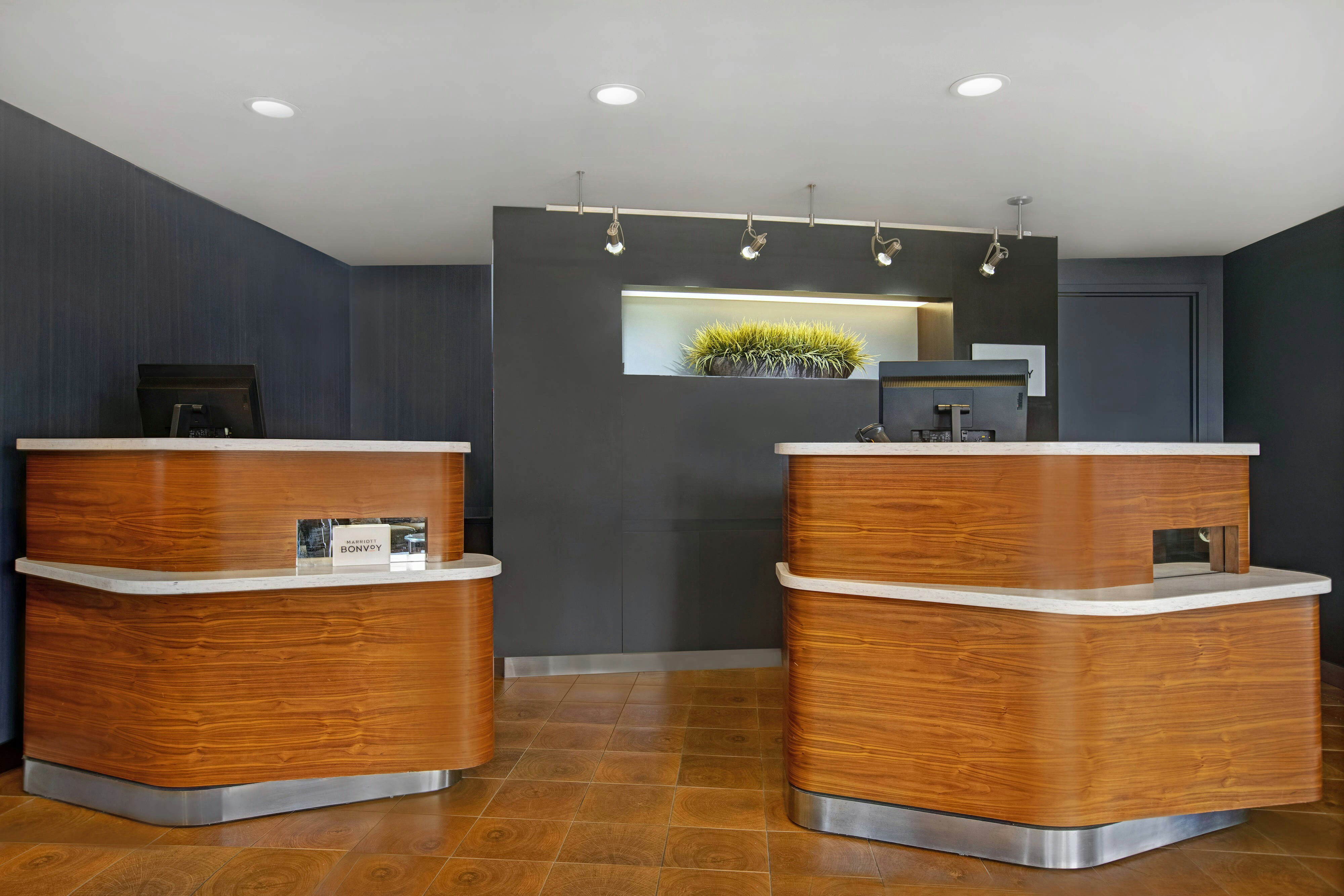 Lobby at Courtyard Chicago Elmhurst/Oakbrook Area, ELMHURST - IL