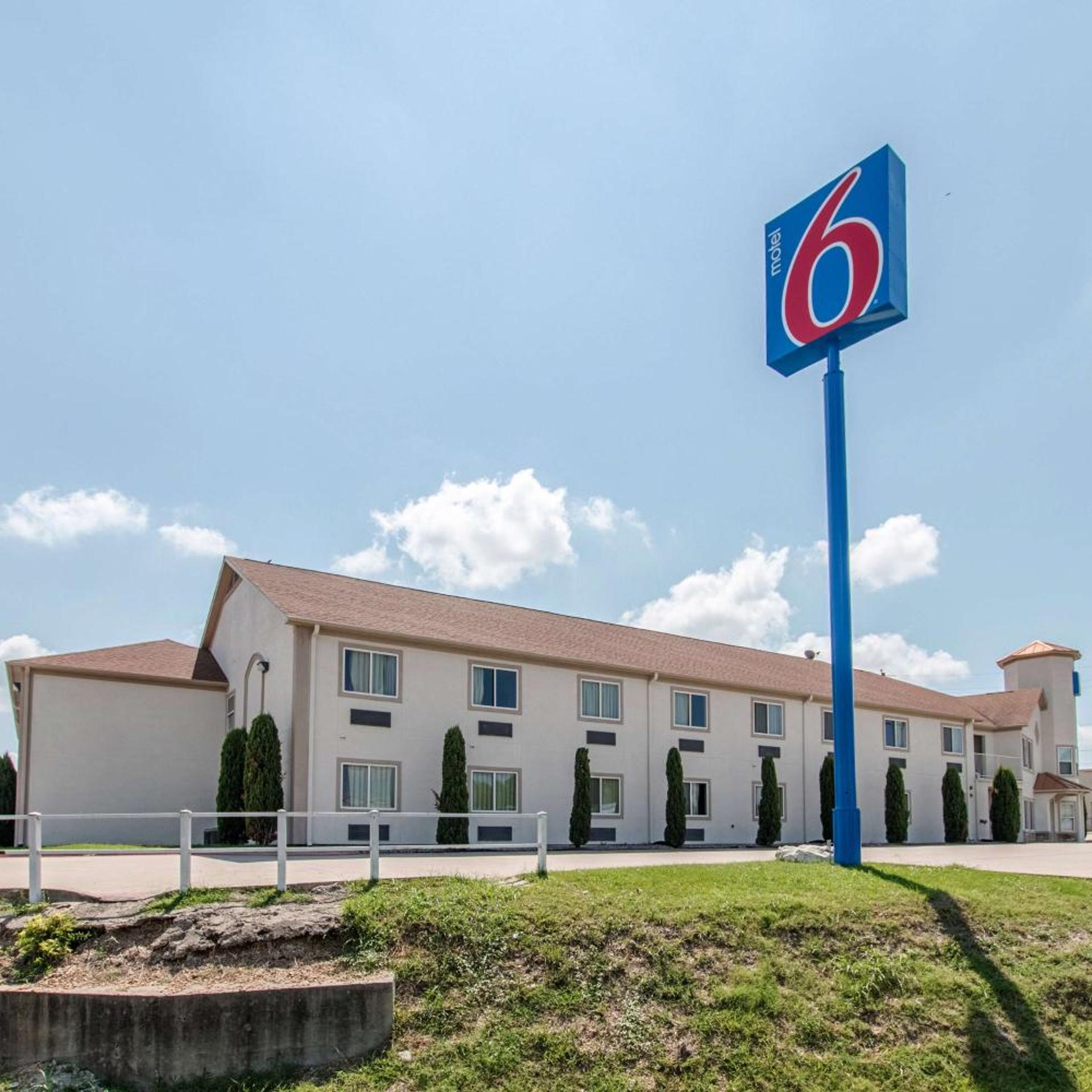 Motel6 Hutchins, TX 19/24