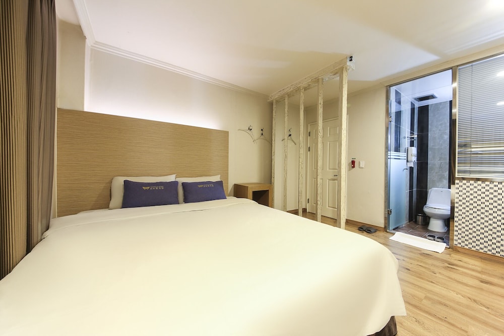 Central Hotel 9/46