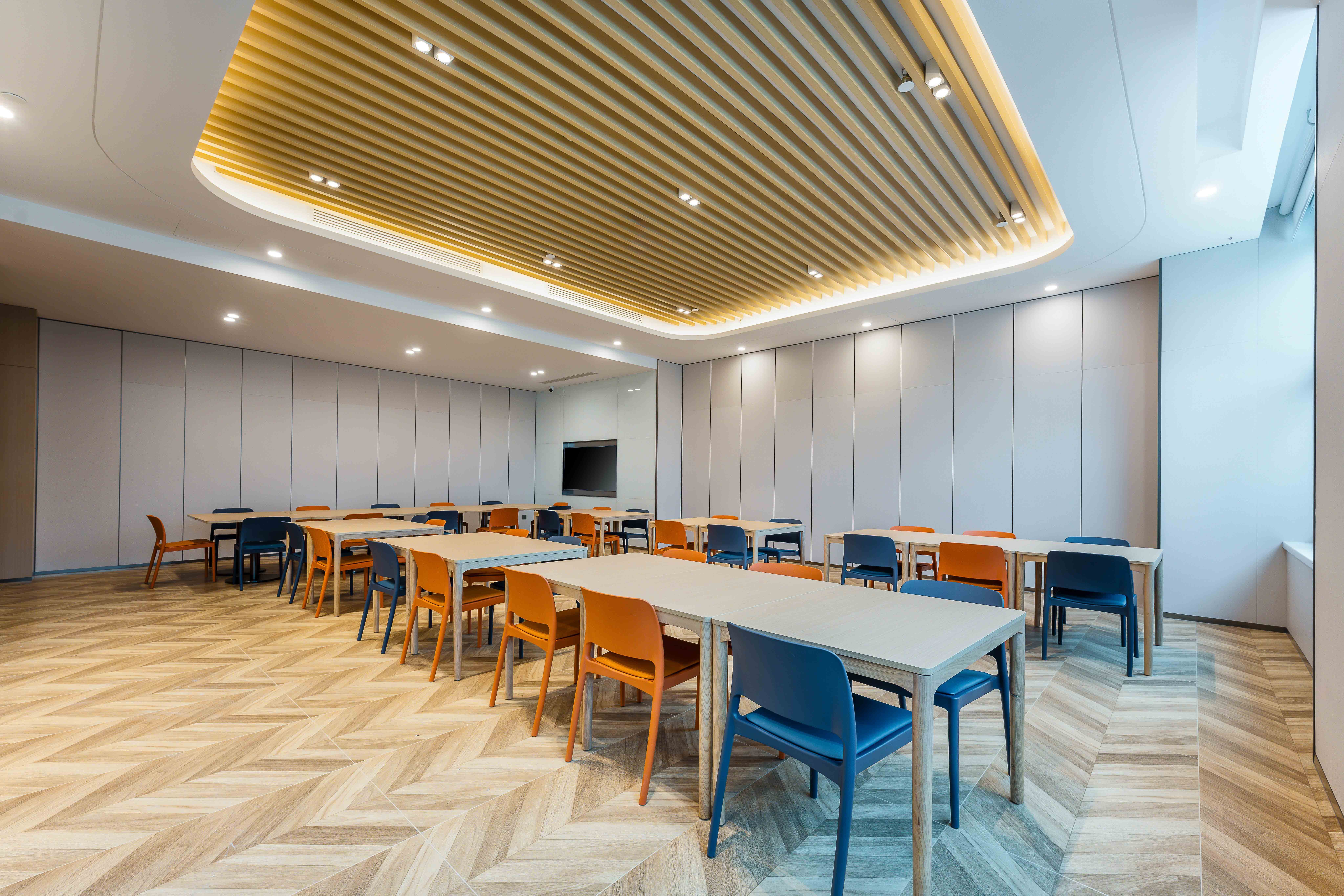 Holiday Inn Express Jiangmen East Station 46/51
