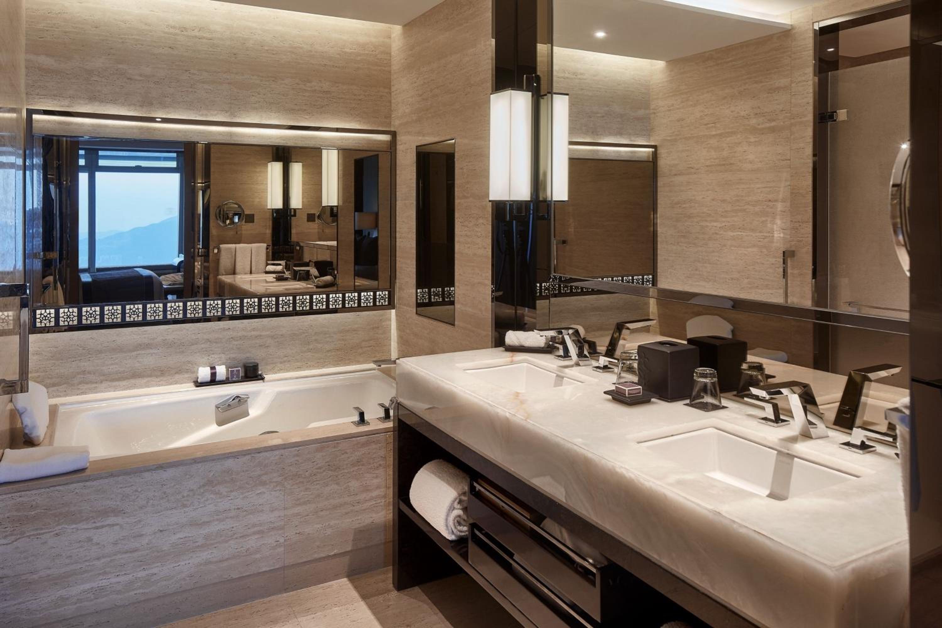 Victoria, Harbor, Deluxe, Suite, King Bed, Club Lounge Access