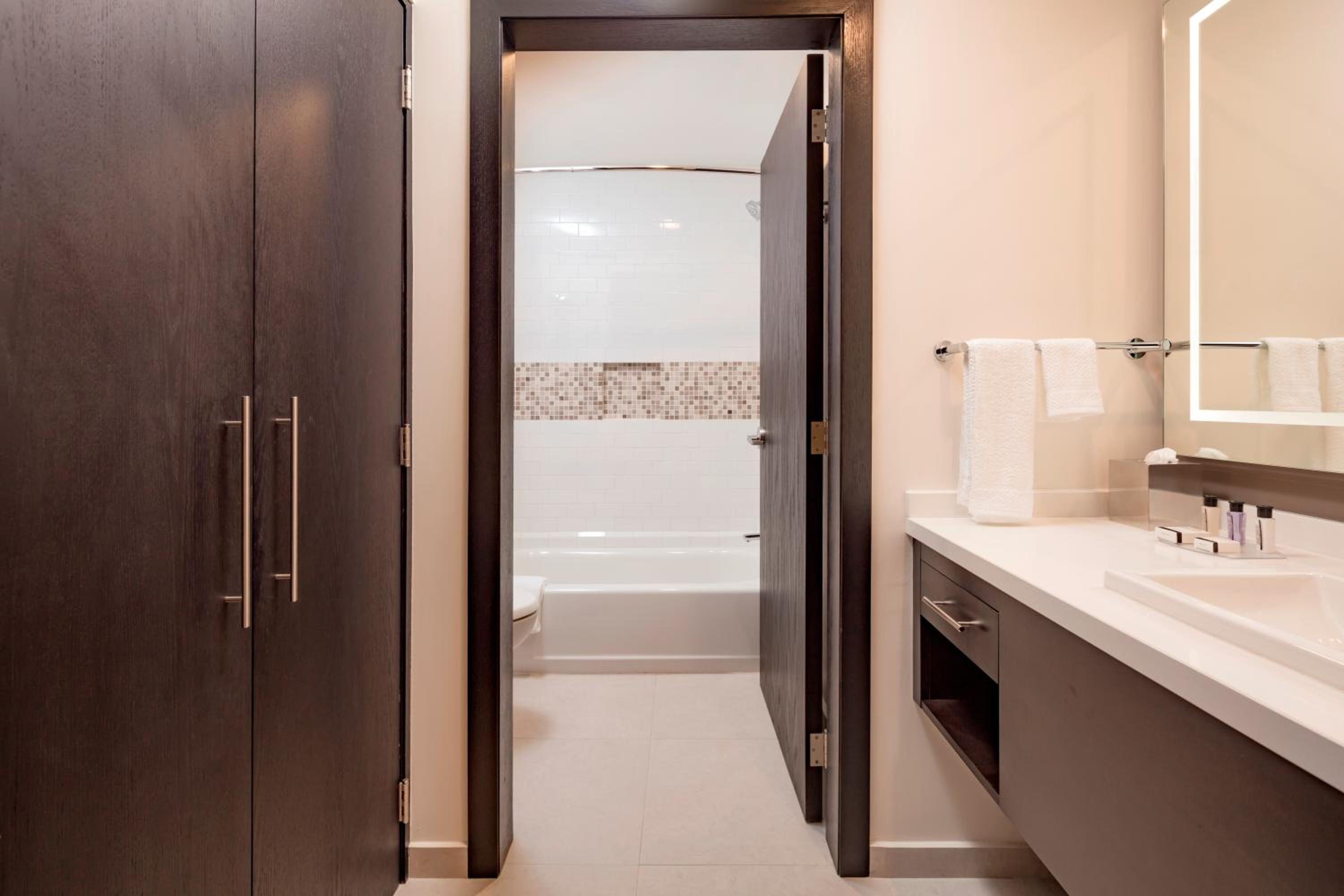 Studio, Suite, Queen Bed, Accessible