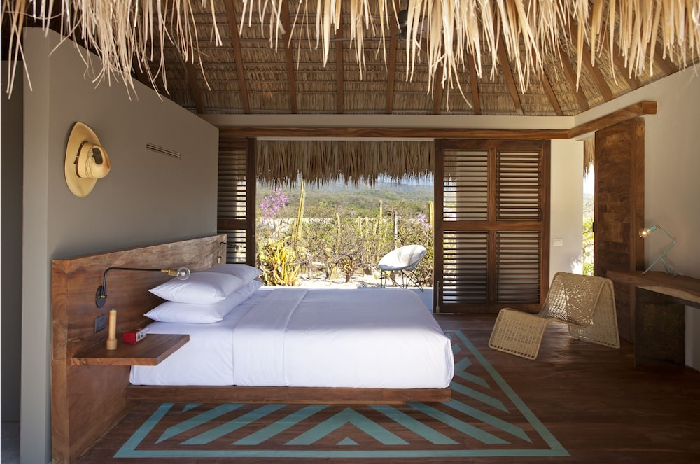 DELUXE, KING BED