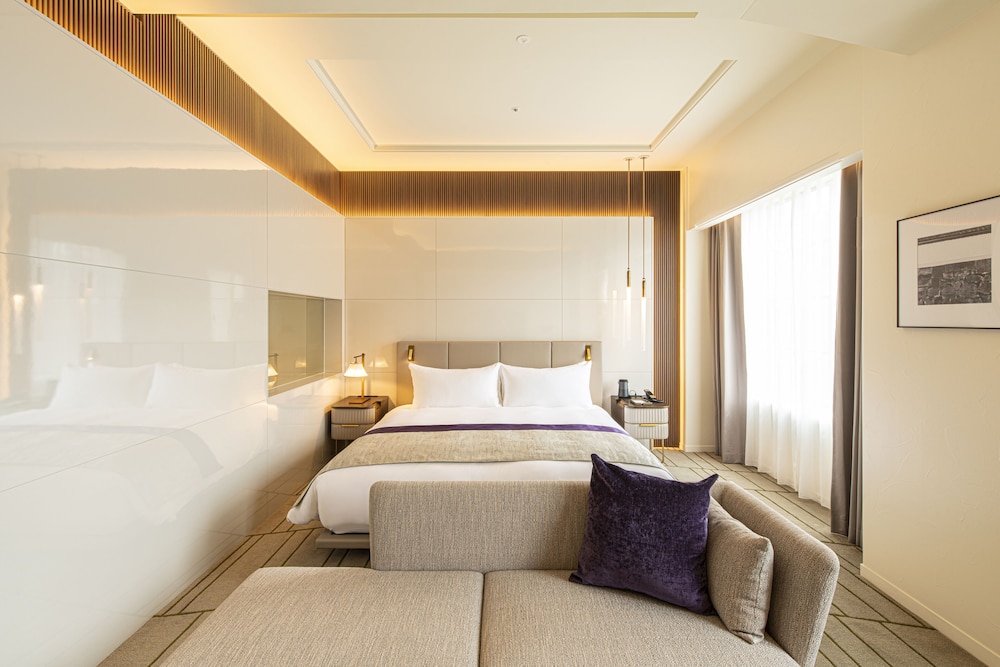 DELUXE, KING BED