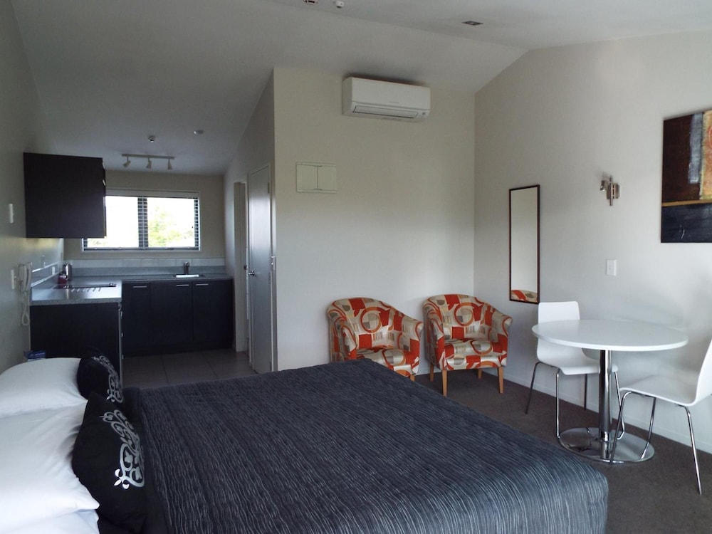 Avenue Motel 25/67