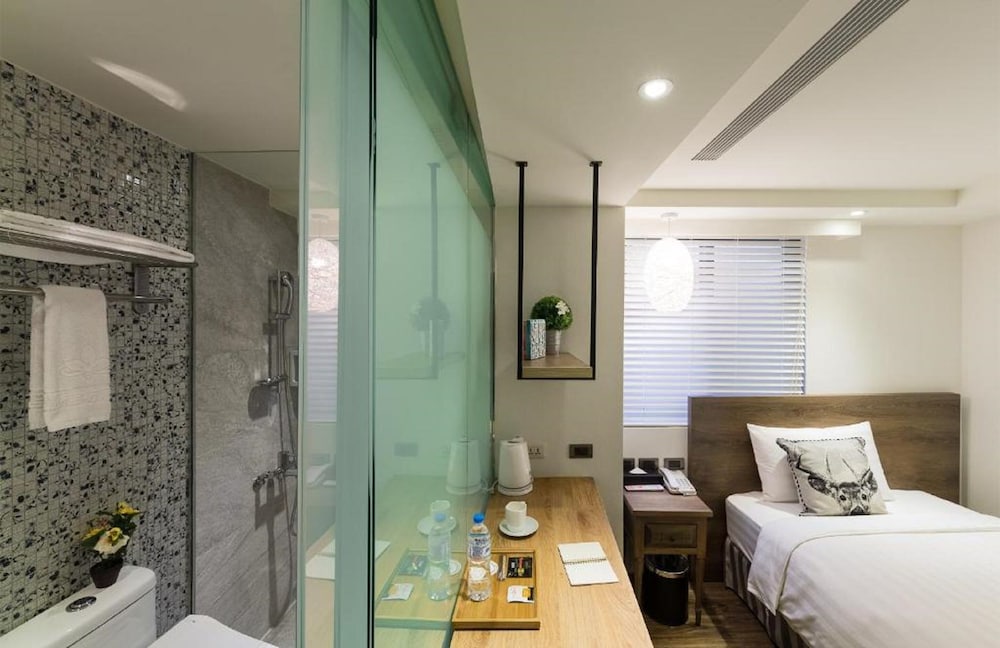 Lan Kwai Fong Garden Hotel 23/66