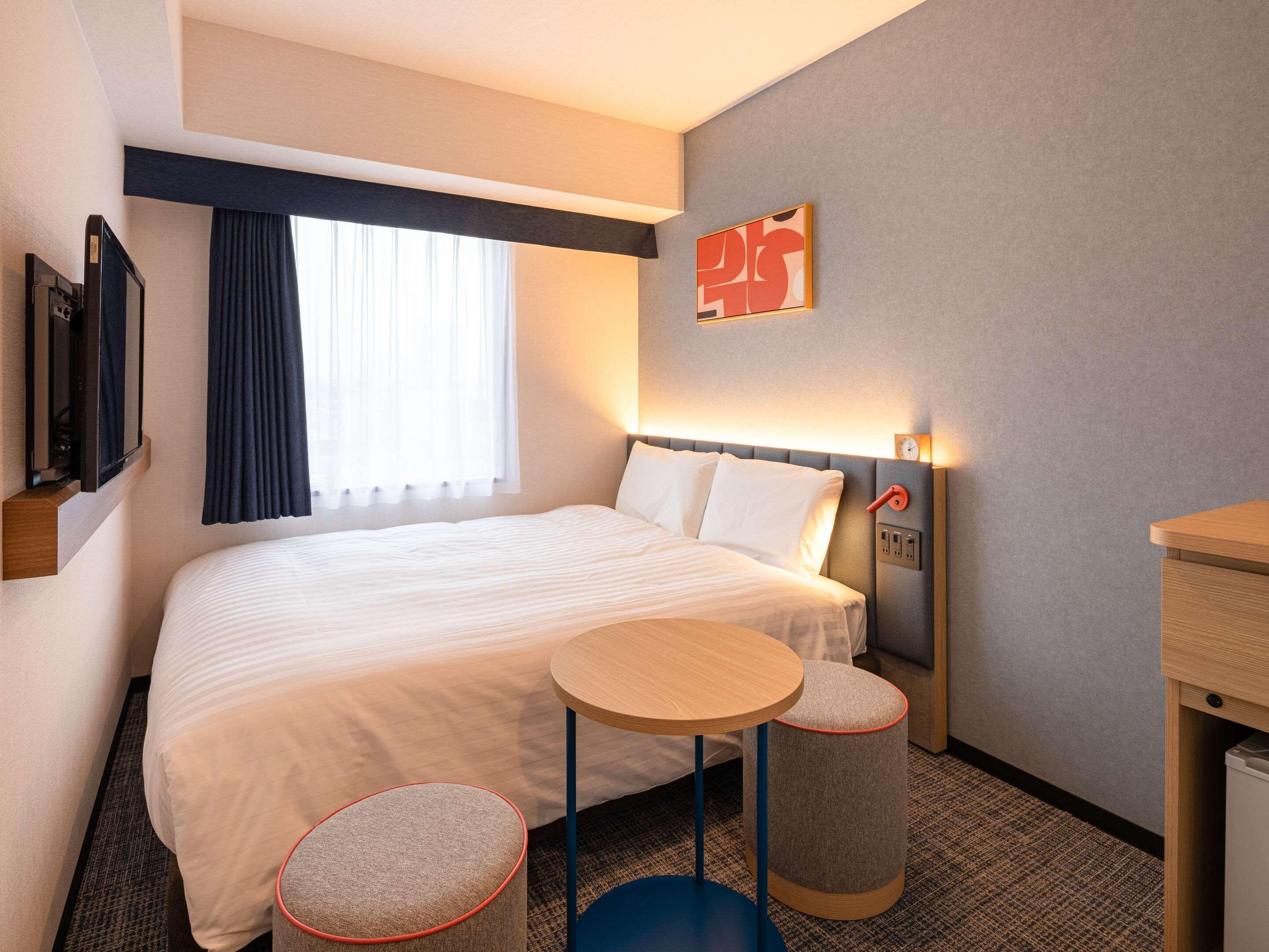 ROOM, QUEEN BED