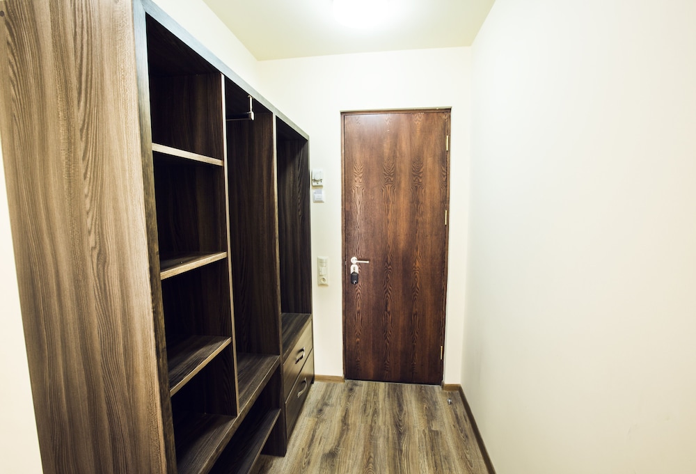 YEREVAN DELUXE HOTEL 35/61