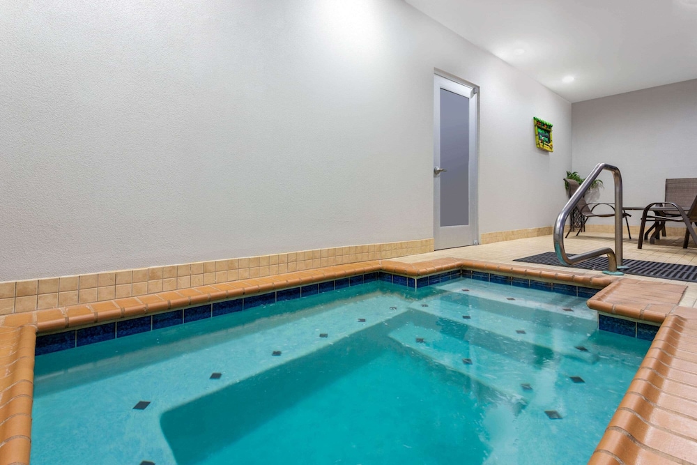La Quinta Inn & Suites by Wyndham Columbus - Edinburgh 31/59