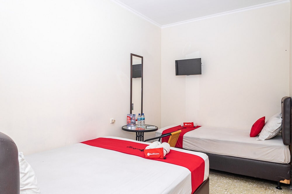RedDoorz near Alun Alun Bandung 2 8/32